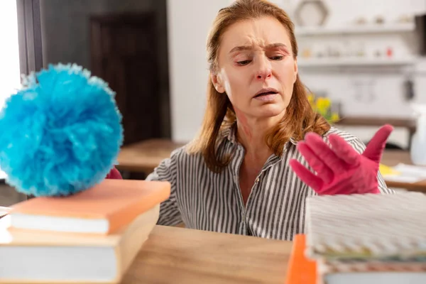 Woman cleaning her kitchen at the weekend feeling sensitive to dust — Stock Photo, Image