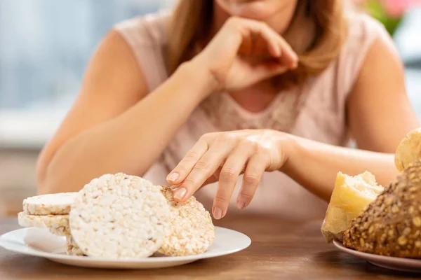 Mulher loira comendo batatas fritas não pão por causa da alergia — Fotografia de Stock