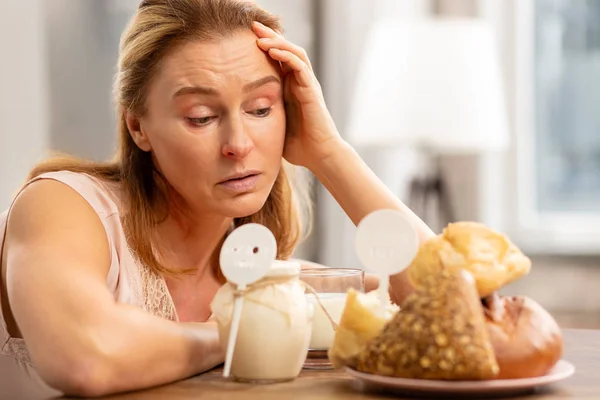 Mujer de cabello rubio que tiene alergia al gluten y los lácteos — Foto de Stock