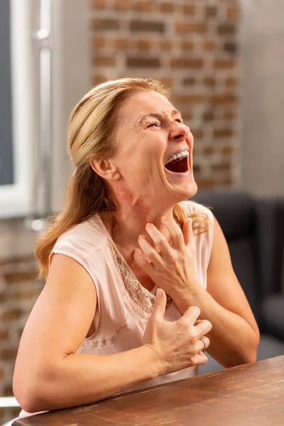 Ώριμη άρρωστη γυναίκα ουρλιάζοντας λόγω πόνου και εξάνθημα — Φωτογραφία Αρχείου