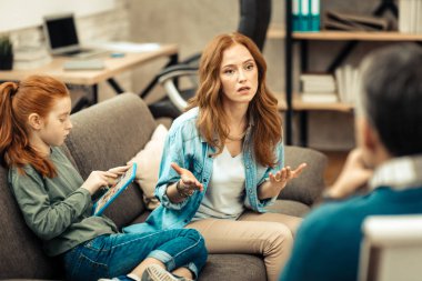 Kız hakkında konuşan güzel endişeli kadın