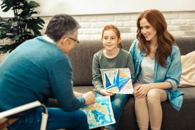 Mutlu pozitif kız doktor bir resim gösteren