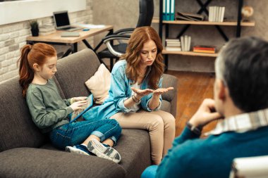 Güzel genç kadın ellerini bakıyor