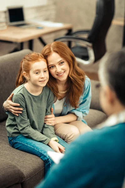 Encantados buena madre e hija mirando a su médico — Foto de Stock