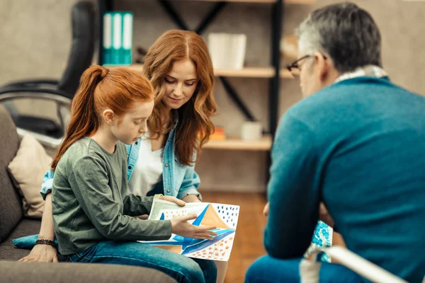 Angenehme rothaarige Mädchen mit einem Gemälde — Stockfoto