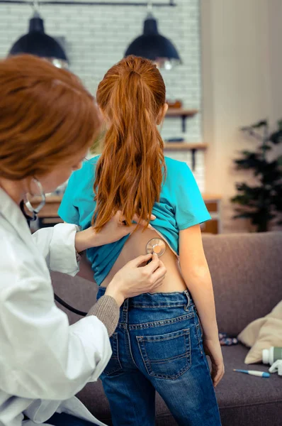 Bella ragazza piacevole avere la sua salute controllato — Foto Stock