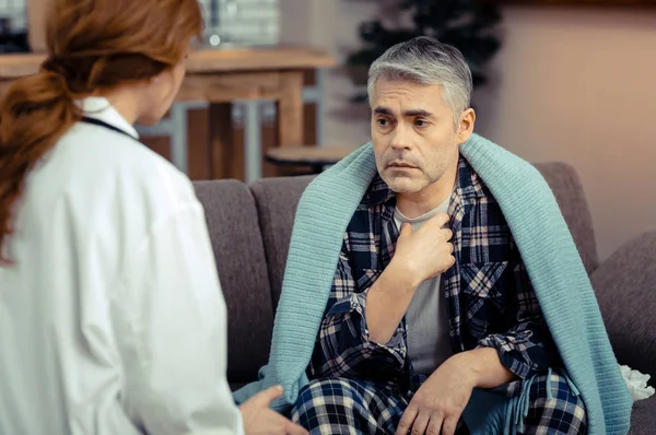 Депресивний хворий чоловік сидить навпроти свого лікаря — стокове фото