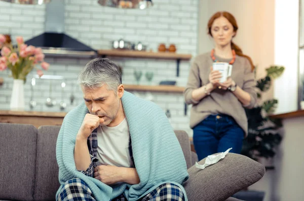 Ledsen sjuk mogen man lider av bronkit — Stockfoto