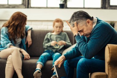 Üzücü bir adam hastalarından yorgun olmak