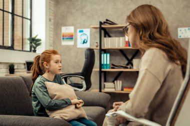 Güzel üzgün islak gömlek bakarak ona doktor