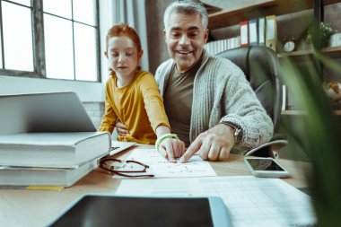 Güzel pozitif adam kızı okumak için yardım