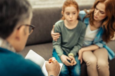 Notlar alarak bir doktor seçici odak