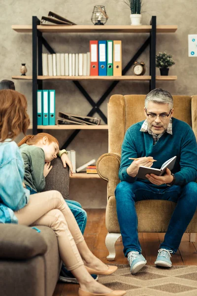 Netter kluger Mann, der mit seinen Patienten spricht — Stockfoto