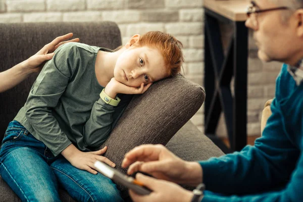 Deprimida menina de cabelos vermelhos sentindo-se muito cansado — Fotografia de Stock