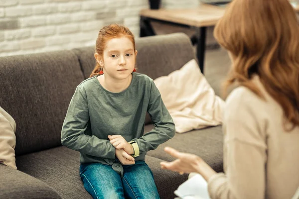 Schöne rothaarige Mädchen fühlen sich ein bisschen ängstlich — Stockfoto