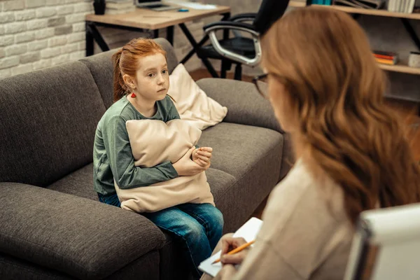 Triste menina sem alegria pedindo ajuda a um psicólogo — Fotografia de Stock