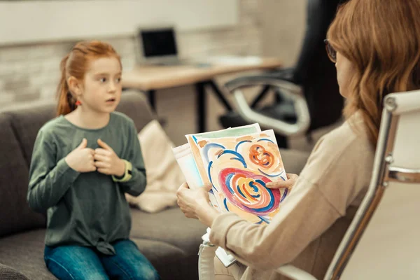 Selektiver Fokus einer professionellen Psychologin — Stockfoto