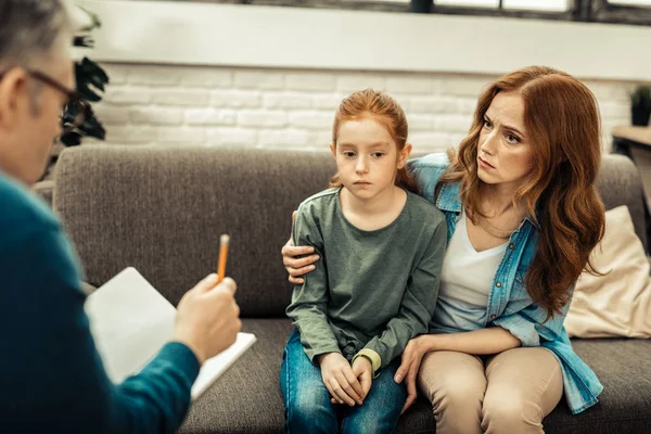 Triest mooie vrouw te kijken naar de dokter — Stockfoto