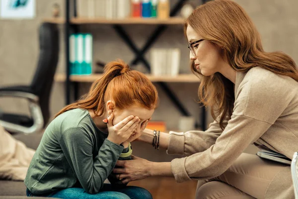 Όμορφη κόκκινο μαλλιά κορίτσι που δείχνει τα συναισθήματά της — Φωτογραφία Αρχείου