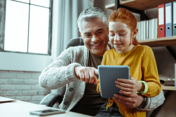 Vrolijke goed uitziende man toont de Tablet aan zijn dochter — Stockfoto