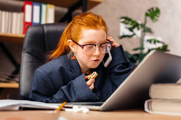 Menina séria agradável falando ao telefone — Fotografia de Stock