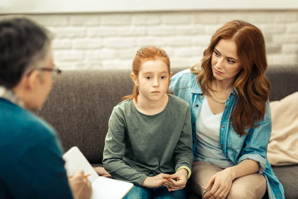 Triste ragazza dai capelli rossi senza allegria sentirsi stressati — Foto Stock