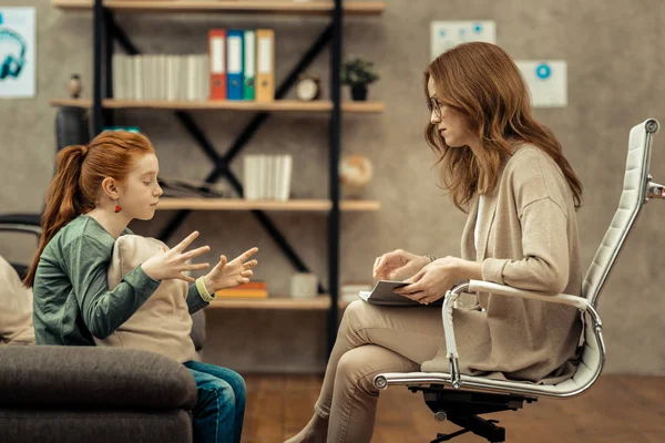 Mooi goed uitziende vrouw luisteren naar het meisje — Stockfoto