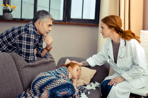 Милая молодая женщина разговаривает со своими пациентами отец — стоковое фото