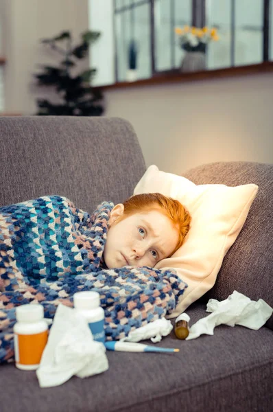 インフルエンザにかかった悲しい cheerless の赤毛の女の子 — ストック写真