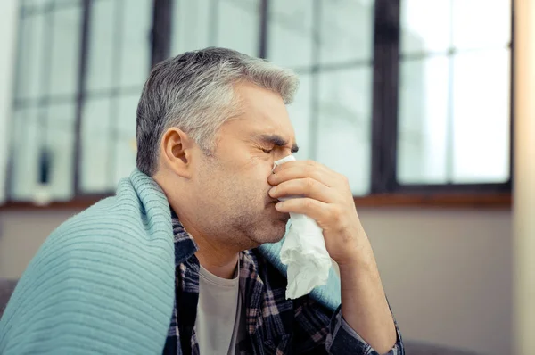 Hombre enfermo sin ánimo usando un pañuelo de papel —  Fotos de Stock