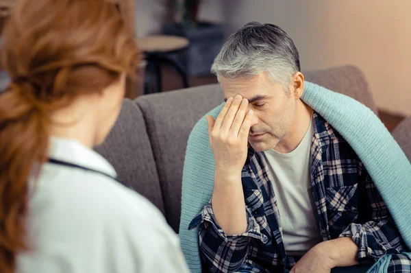 Deprimerad sjuk man röra pannan med handen — Stockfoto