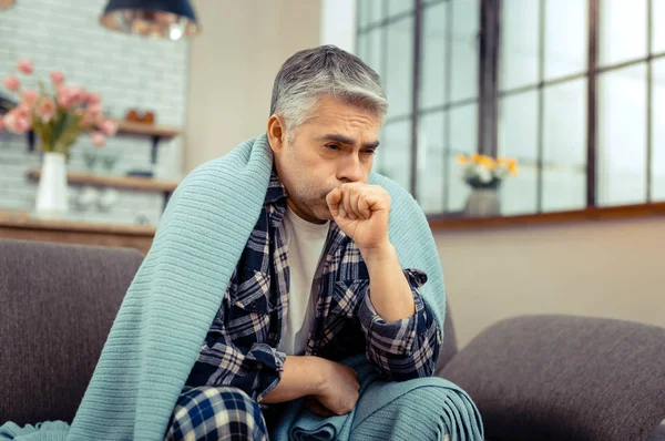 Hombre enfermo triste deprimido que tiene síntomas de resfriado — Foto de Stock