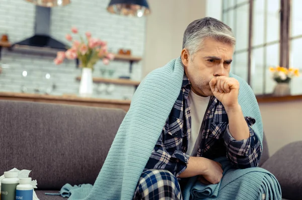 Pallido malato uomo maturo stare a casa — Foto Stock