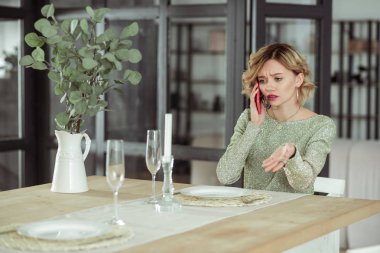 Erkeğini arıyor ve kavga sahip sarışın kız