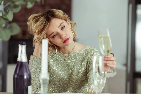 Mujer usando joyas sintiéndose triste y sola bebiendo alcohol —  Fotos de Stock