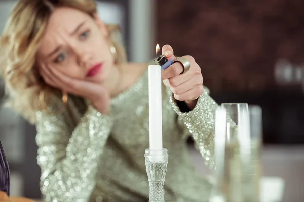 Nahaufnahme einer depressiven Frau, die einen schönen Ring trägt und die Kerze anzündet — Stockfoto