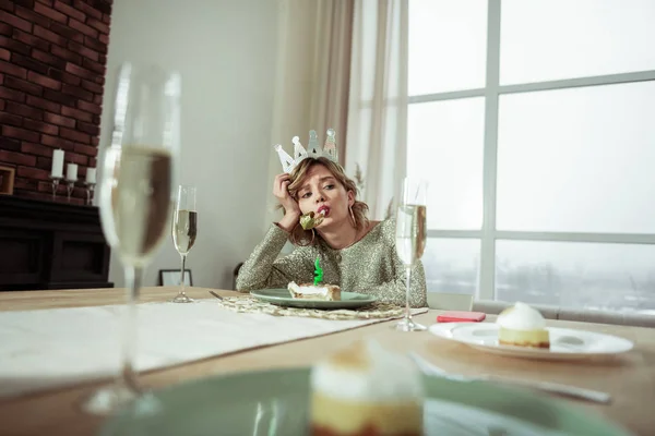 Woman wearing queen crown on birthday feeling lonely — Stock Photo, Image