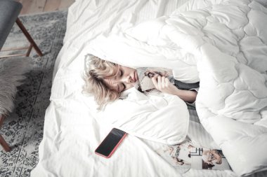 Yatakta yatan ve eski erkek arkadaşı ile fotoğraf sarılma kadın