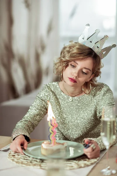 Blond kvinna klädd i klänning och drottning crown känslan deprimerad — Stockfoto