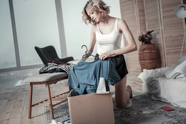 Slim joven mujer embalaje ropa de ex novio en cajas — Foto de Stock