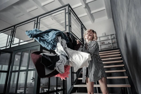 Fru kasta kläder av make från hennes lägenhet — Stockfoto