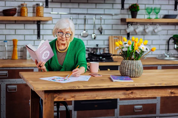 Pré-processamento idosa dame desenho de gráficos védicos com lápis — Fotografia de Stock