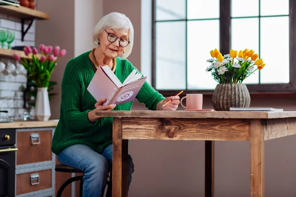 Dame en años tomando notas de libros védicos puntos principales —  Fotos de Stock