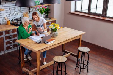 Krediler hakkında gri saçlı kadın sunum dizüstü bilgisayarda gösterilen Sosyal işçi