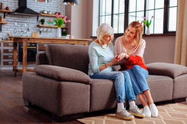 Zarif kadın torunu alyans arayan emekli