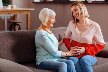 Yaşlanma mutlu gülen hanımefendi severek onun kızı bebek carpma palming