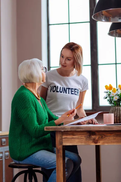 Charmig lady diskussion med ung-vuxen tjej om dokument — Stockfoto