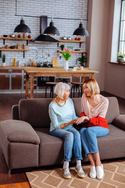 Concerned adult woman actively listening to grey-haired pensioner talking — Stock Photo, Image