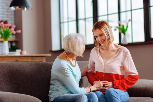 Stralende vrouw liefdevol houden handen naar haar baby bump — Stockfoto