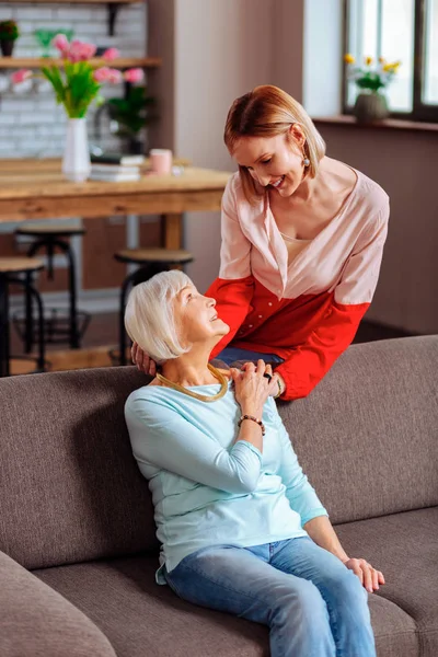 Feliz señora adulta tiernamente palmando la mano madre y sosteniendo la cabeza — Foto de Stock